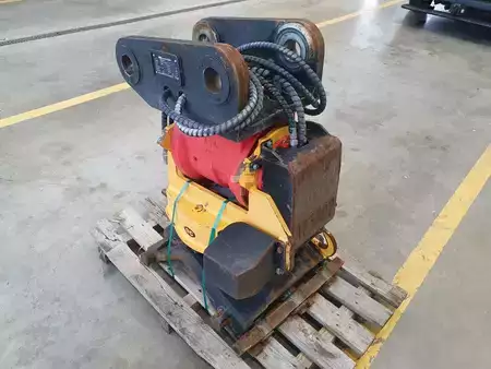 Accessoires 2016 Rädlinger Schwenkrotator CAT M318 / CW 40 / 2016 (7)