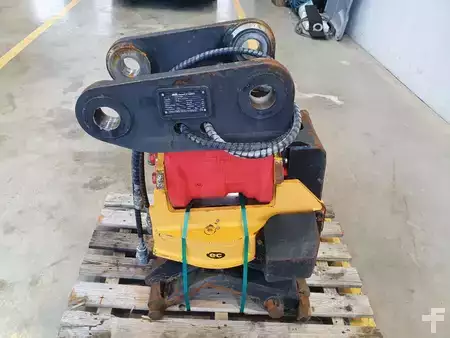 Accessoires 2016 Rädlinger Schwenkrotator CAT M318 / CW 40 / 2016 (8)