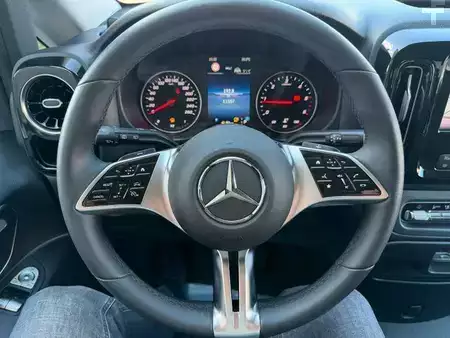 Outro 2025 Mercedes-Benz Vito 116 CDI Tourer 4x4 AHK2,5 DISTRONIC Stdh (14)