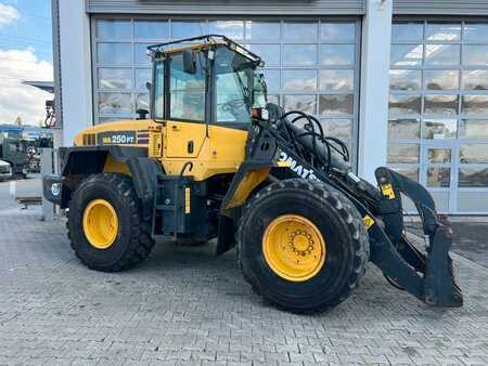 Chargeuse sur pneus 2005 Komatsu WA 250 PT - 5H / 12.390h / (2)