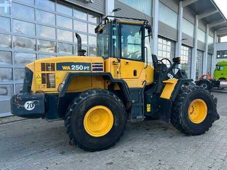 Chargeuse sur pneus 2005 Komatsu WA 250 PT - 5H / 12.390h / (4)