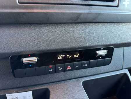 Autres 2024 Mercedes-Benz eSprinter 312 DHL Regal KEP-Ausbau (10)