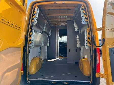 Autres 2024 Mercedes-Benz eSprinter 312 DHL Regal KEP-Ausbau (6)