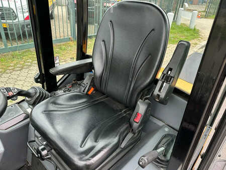 Kolové nakladače 2021 Giant G2700 X-TRA HD (30)