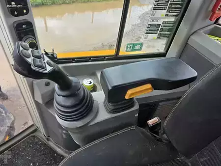 Chargeuse sur pneus 2022 JCB 427 S5 AG (23)