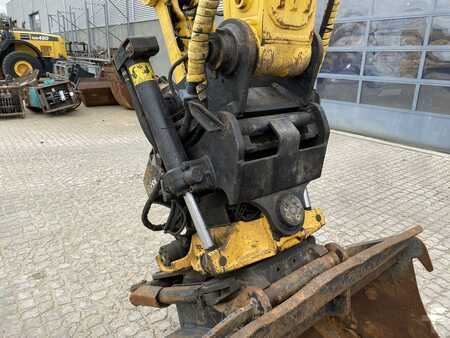 Komatsu HB215LC-2