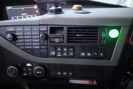 Truck 0 Volvo FH12 With Cormach 135t/m Crane Volvo FH12 10x4 Wit (14)