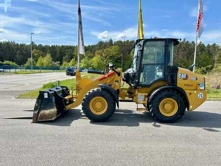 Kolové nakladače 2024 Caterpillar 908NG (1)