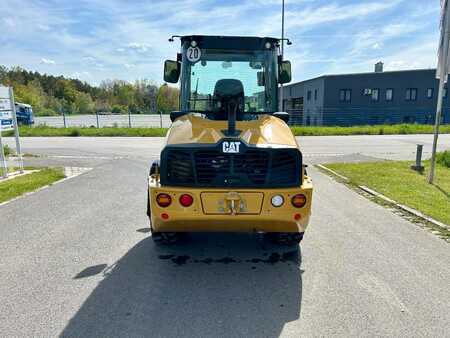 Kolové nakladače 2024 Caterpillar 908NG (3)