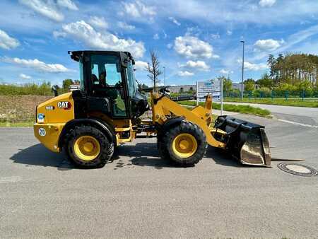 Kolové nakladače 2024 Caterpillar 908NG (5)