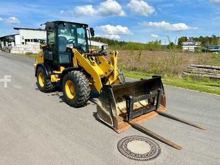 Kolové nakladače 2024 Caterpillar 908NG (6)