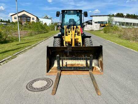 Kolové nakladače 2024 Caterpillar 908NG (7)