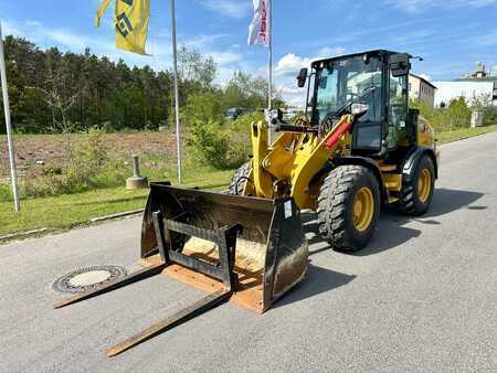 Kolové nakladače 2024 Caterpillar 908NG (8)