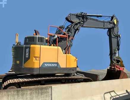 Korečková rýpadla 2016 Volvo ECR235 E (1)