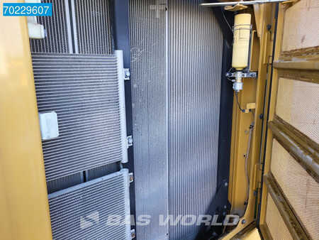 Escavadora de rastos 2015 Caterpillar 374 F L COMES WITH BUCKET (35)