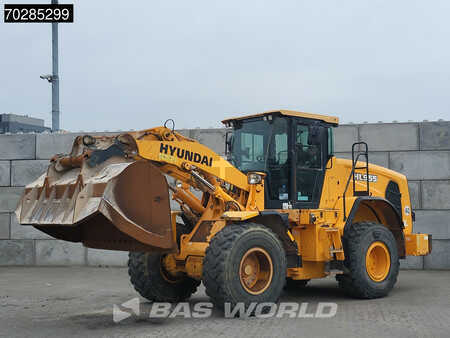 Chargeuse sur pneus 2017 Hyundai HL955 (3)