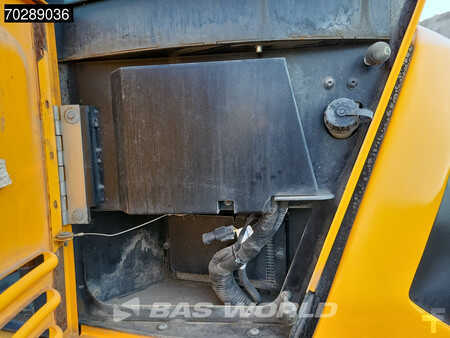 Mobilní bagry 2017 JCB HD110W T4F HYDRADIG (18)