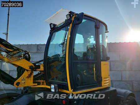 Mobilní bagry 2017 JCB HD110W T4F HYDRADIG (20)