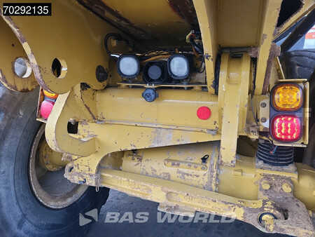 Zalomené klouby-dampry  2019 Caterpillar 730 -04A 730 Tail gate (22)