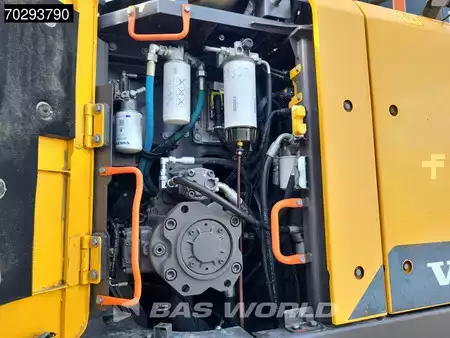 Kettenbagger 2018 Volvo ECR355 E L Blade - Tiltrotator - 2 Buckets (34)