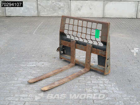 Caterpillar 226 D3 BUCKET + FORKS