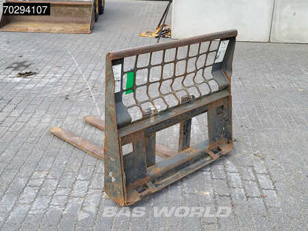 Caterpillar 226 D3 BUCKET + FORKS