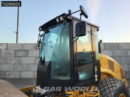 Single drum compactors 2017 Caterpillar CS66 B A/C - Trimble GPS (17)
