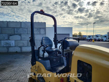 Walce gładkie 2018 Caterpillar CB2.7 (21)