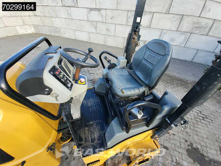 Walce gładkie 2018 Caterpillar CB2.7 (23)