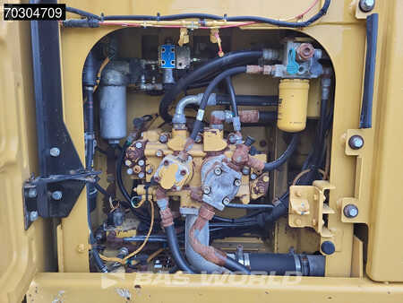 Escavatori cingolati 2015 Caterpillar 318 E L (30)