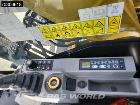 Korečková rýpadla 2025 Caterpillar 323 D3 (29)