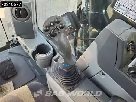 Korečková rýpadla 2017 Caterpillar 325 FL CR Tiltrotator (30)