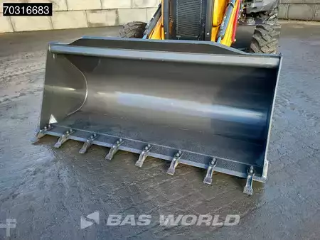 Starrer Baggerlader 2026 Case 851 NX A/C - 4WD - Central Pivot (28)