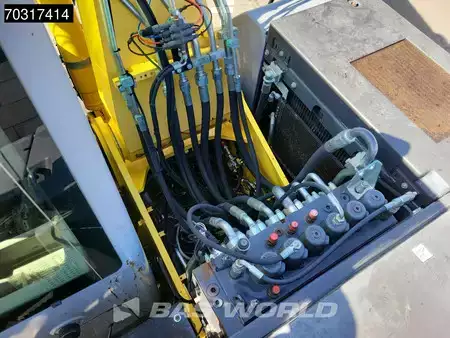 Pelle sur pneus 2007 New Holland Construction MH 5.6 Outriggers + Blade (22)