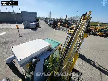 Pelle sur pneus 2007 New Holland Construction MH 5.6 Outriggers + Blade (25)