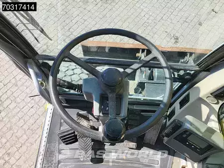 Pelle sur pneus 2007 New Holland Construction MH 5.6 Outriggers + Blade (35)