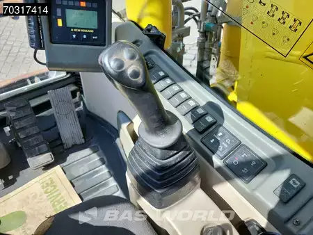 Pelle sur pneus 2007 New Holland Construction MH 5.6 Outriggers + Blade (37)