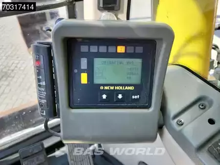 Pelle sur pneus 2007 New Holland Construction MH 5.6 Outriggers + Blade (38)