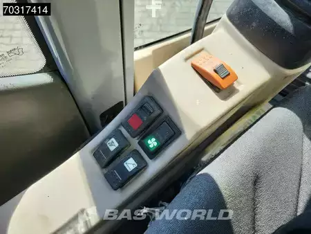 Pelle sur pneus 2007 New Holland Construction MH 5.6 Outriggers + Blade (40)