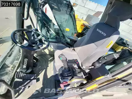 Pyöräkaivinkoneet  2015 Volvo EWR150 E Outriggers + Blade (35)