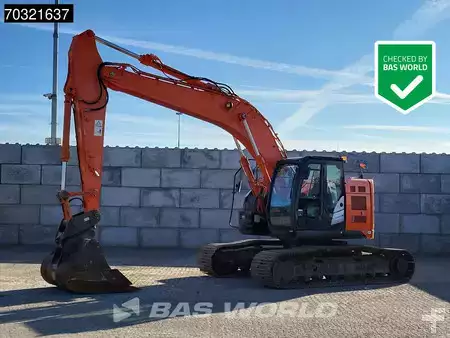 Escavadora de rastos 2016 Hitachi ZX225 USLC-5B (1)