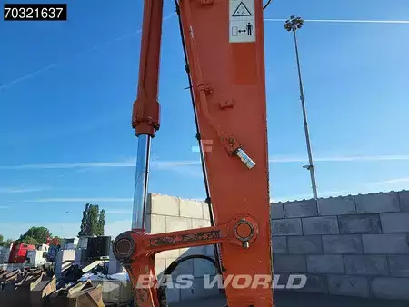Escavadora de rastos 2016 Hitachi ZX225 USLC-5B (10)