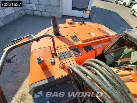 Escavadora de rastos 2016 Hitachi ZX225 USLC-5B (14)