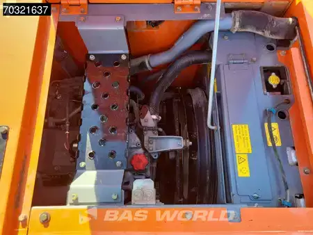 Escavadora de rastos 2016 Hitachi ZX225 USLC-5B (15)