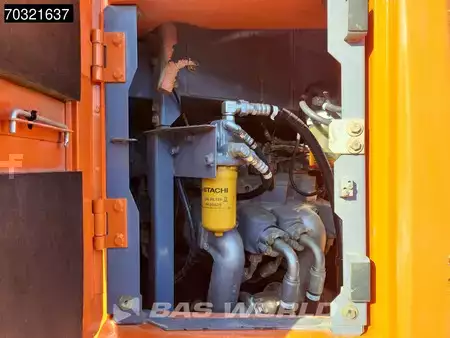 Escavadora de rastos 2016 Hitachi ZX225 USLC-5B (18)