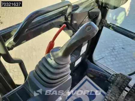 Escavadora de rastos 2016 Hitachi ZX225 USLC-5B (28)