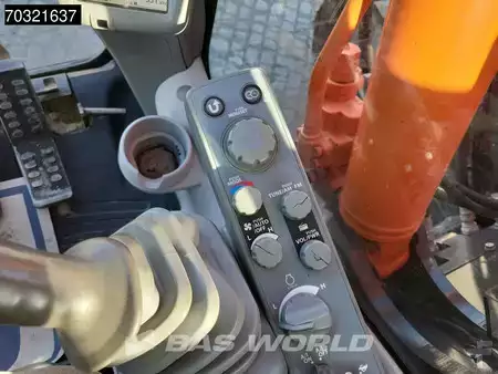 Escavadora de rastos 2016 Hitachi ZX225 USLC-5B (31)