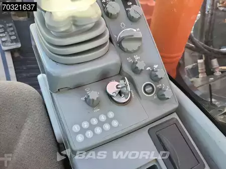 Escavadora de rastos 2016 Hitachi ZX225 USLC-5B (32)