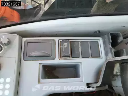 Escavadora de rastos 2016 Hitachi ZX225 USLC-5B (33)