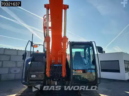 Escavadora de rastos 2016 Hitachi ZX225 USLC-5B (8)